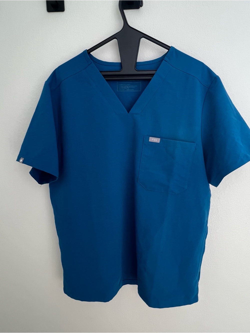 Figs Men’s V-Neck Scrub Top and Jogger Pants in Teal